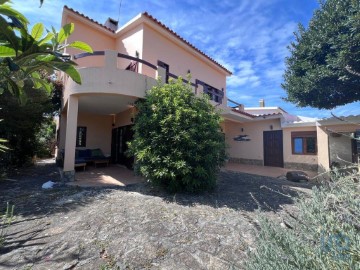 House 6 Bedrooms in Carvoeira