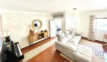 House 4 Bedrooms in Almeirim