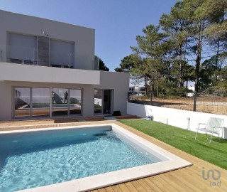 House 4 Bedrooms in Sesimbra (Castelo)