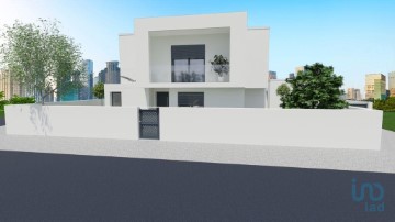 House 4 Bedrooms in Corroios