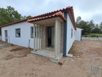 House 3 Bedrooms in Monte Redondo e Carreira