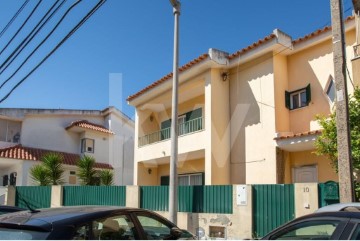 House 4 Bedrooms in São Domingos de Rana