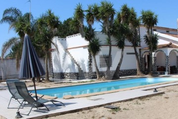 House 4 Bedrooms in Quinta do Anjo