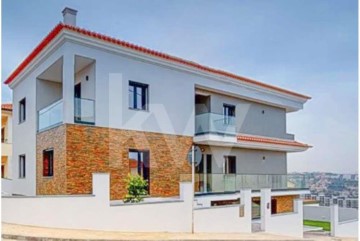 House 6 Bedrooms in Santo António dos Cavaleiros e Frielas