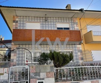 House 4 Bedrooms in Porto Salvo