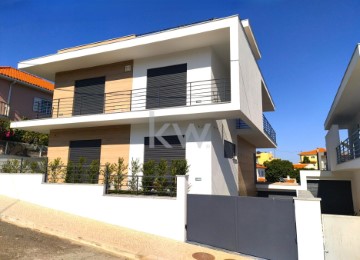 House 4 Bedrooms in Santa Iria de Azoia, São João da Talha e Bobadela