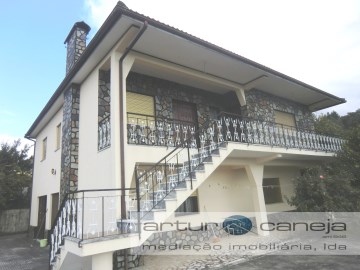 House 4 Bedrooms in Ázere