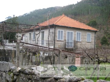 House 3 Bedrooms in Gavieira