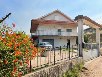 House 5 Bedrooms in Oleiros