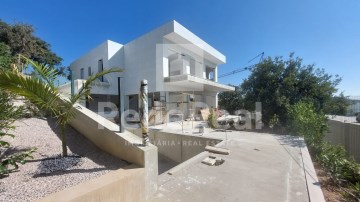 House 4 Bedrooms in São Brás de Alportel