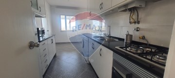 Apartment 3 Bedrooms in Santo António dos Cavaleiros e Frielas