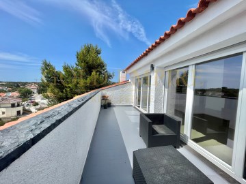 Penthouse T3 completamente remodelada em Cascais