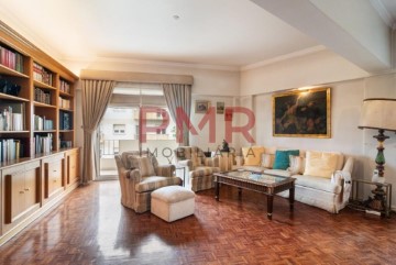 Apartment 4 Bedrooms in Lumiar