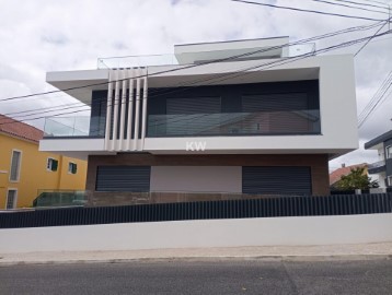 House 4 Bedrooms in Pontinha e Famões