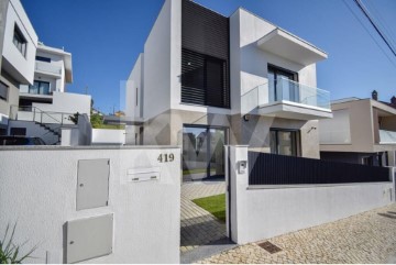 House 4 Bedrooms in Pontinha e Famões