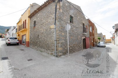 House 4 Bedrooms in Palau-Saverdera