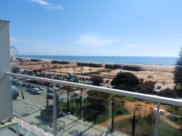 Dernier étage avec terrasses et vue sur la plage à