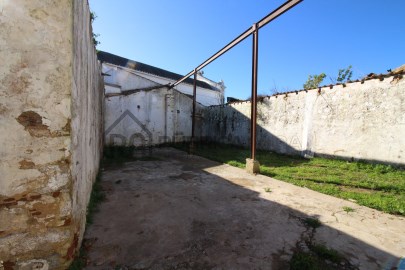 Antiga fábrica de cortiça situada num terreno urba