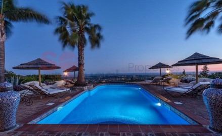 Property with 5 villas, jacuzzi, swimming pool and