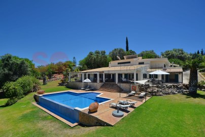 Detached villa with 5 bedrooms and heated pool - P