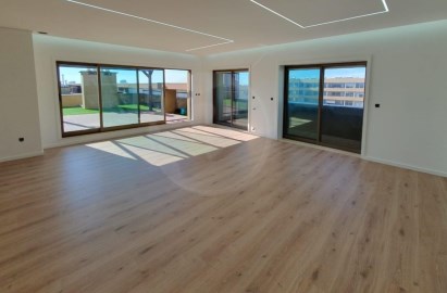 Penthouse T3 totalmente Renovada na Póvoa de Varzi