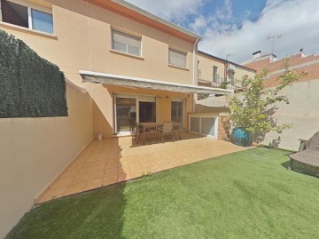 House 4 Bedrooms in Els Monjos