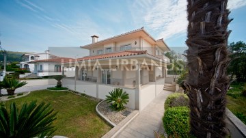House 4 Bedrooms in Balugães