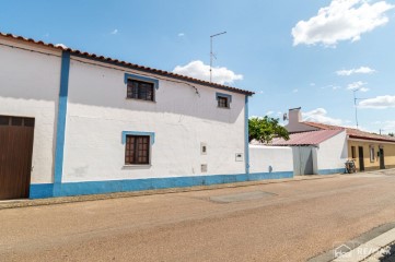House 4 Bedrooms in Capelins (Santo António)