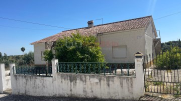 House 3 Bedrooms in Romeira e Várzea