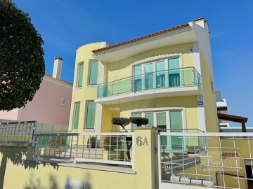 House 3 Bedrooms in Charneca de Caparica e Sobreda