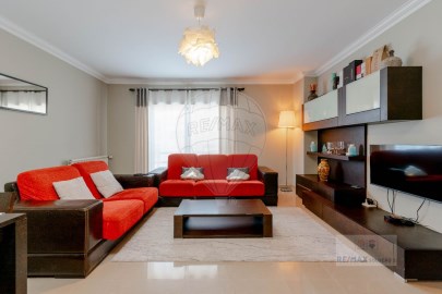 Apartment 4 Bedrooms in Camarate, Unhos e Apelação