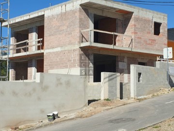 House 4 Bedrooms in Lobão, Gião, Louredo e Guisande