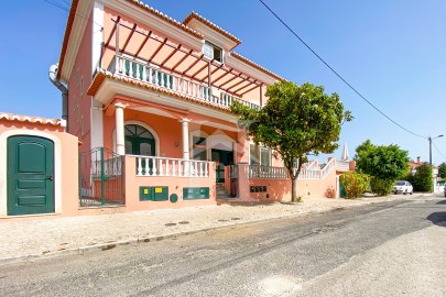 Bifamiliar house in Manique de Baixo with patio