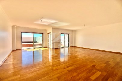3 bedroom flat in Oeiras with sea view