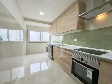 Apartamento T2 em São João do Estoril com cozinha 