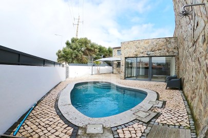 Moradia T3 em Alcabideche com piscina e espaço ext