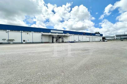 Almacén con 2000 m2, entre Leiria y Marinha Grande