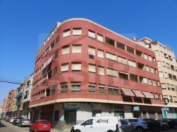 Apartment 3 Bedrooms in Casc Urbà