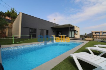 casa piscina serra brava disseny minimalista garat