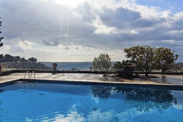 Armonía Mediterránea: Vivienda con piscina y vista