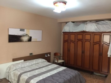 Apartment 3 Bedrooms in Casc Urbà