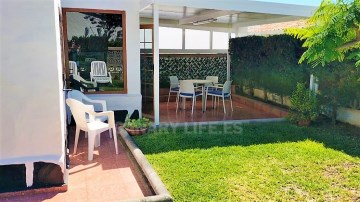 Private bungalow with big garden in Los Arcos Play