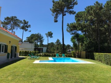 Moradia T4 com Piscina, Jardim e Garagem na Aroeir