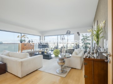 Magnífica Penthouse T3 com Varanda em São Domingos