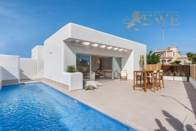Villa moderna con piscina en venta en España, Cost
