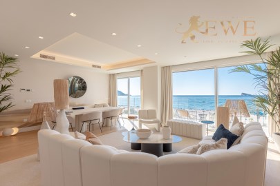 Moderno apartamento con vistas al mar en la ciudad
