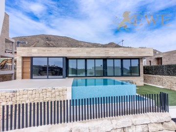 Villa terminada con piscina privada en venta en Fi