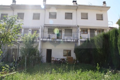 House 4 Bedrooms in Gironella