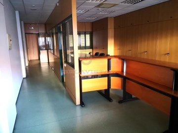 Office with air conditioning and server - Ourem