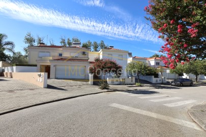 House 4 Bedrooms in Nossa Senhora de Fátima